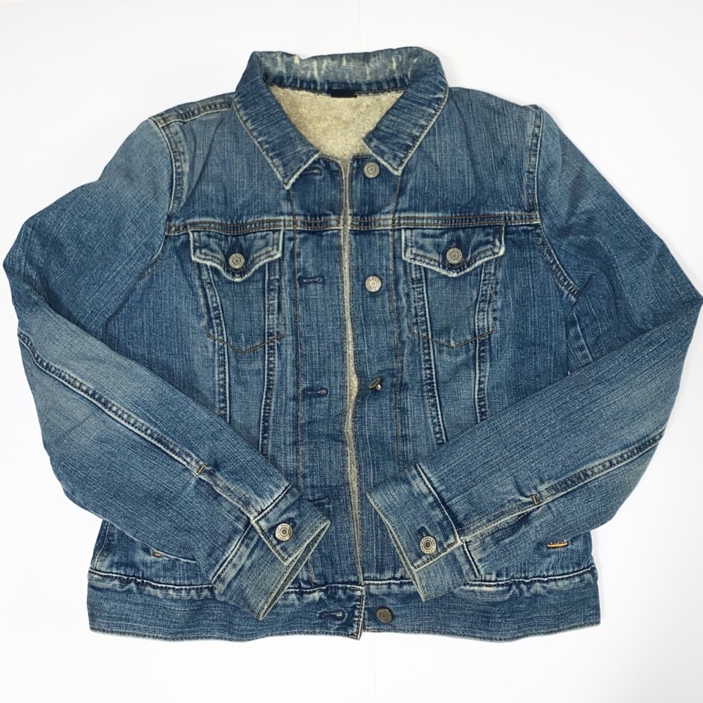 Gap Sherpa Denim Jacket *FITS LIKE A SMALL*